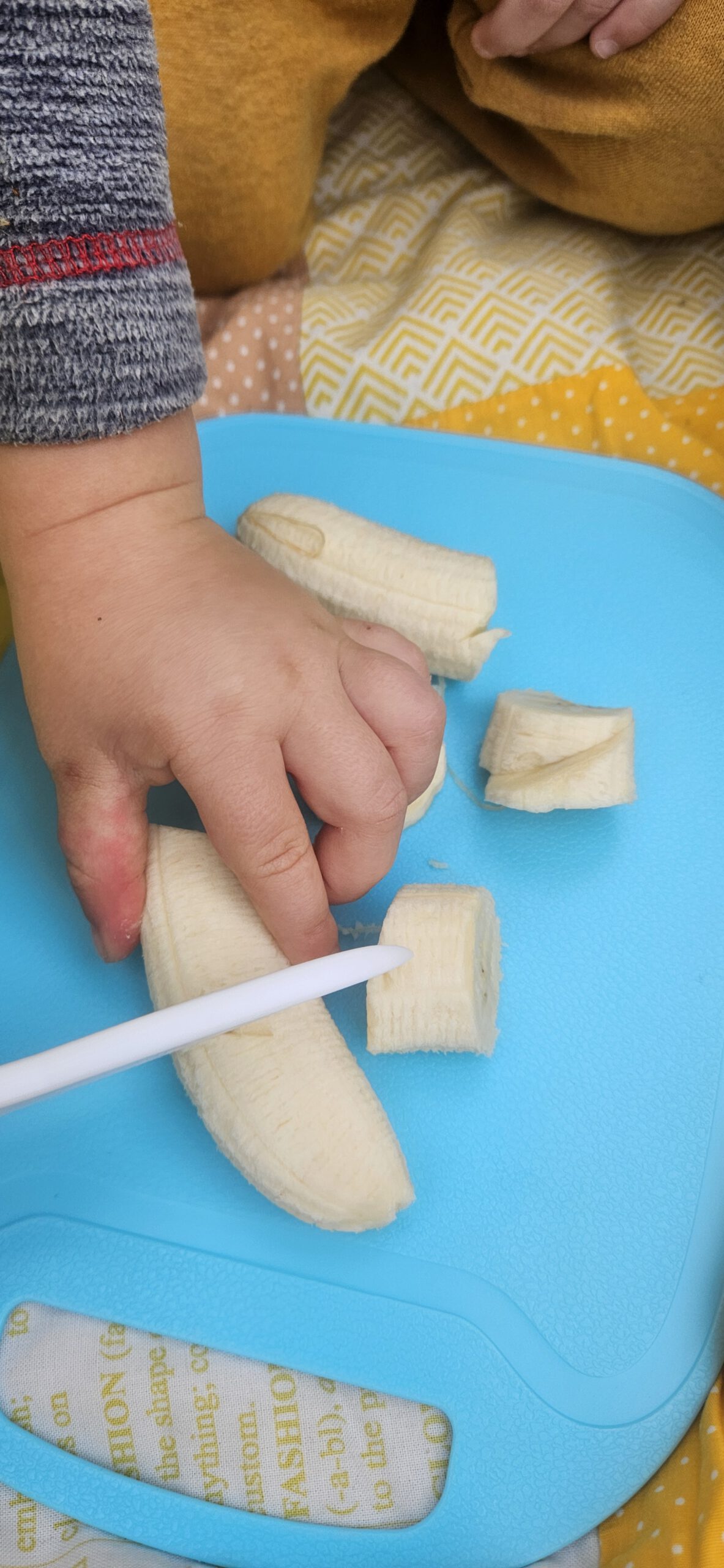 Kind schneidet Banane