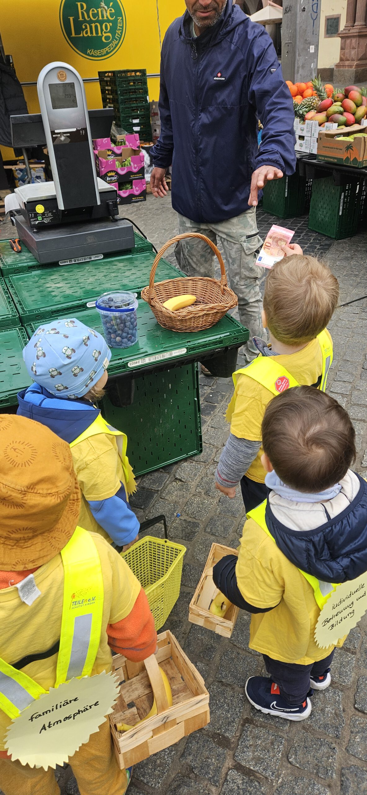 Kinder kaufen auf dem Markt ein