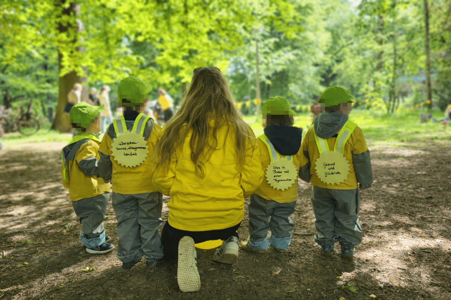 Madi mit den Kindern im Park