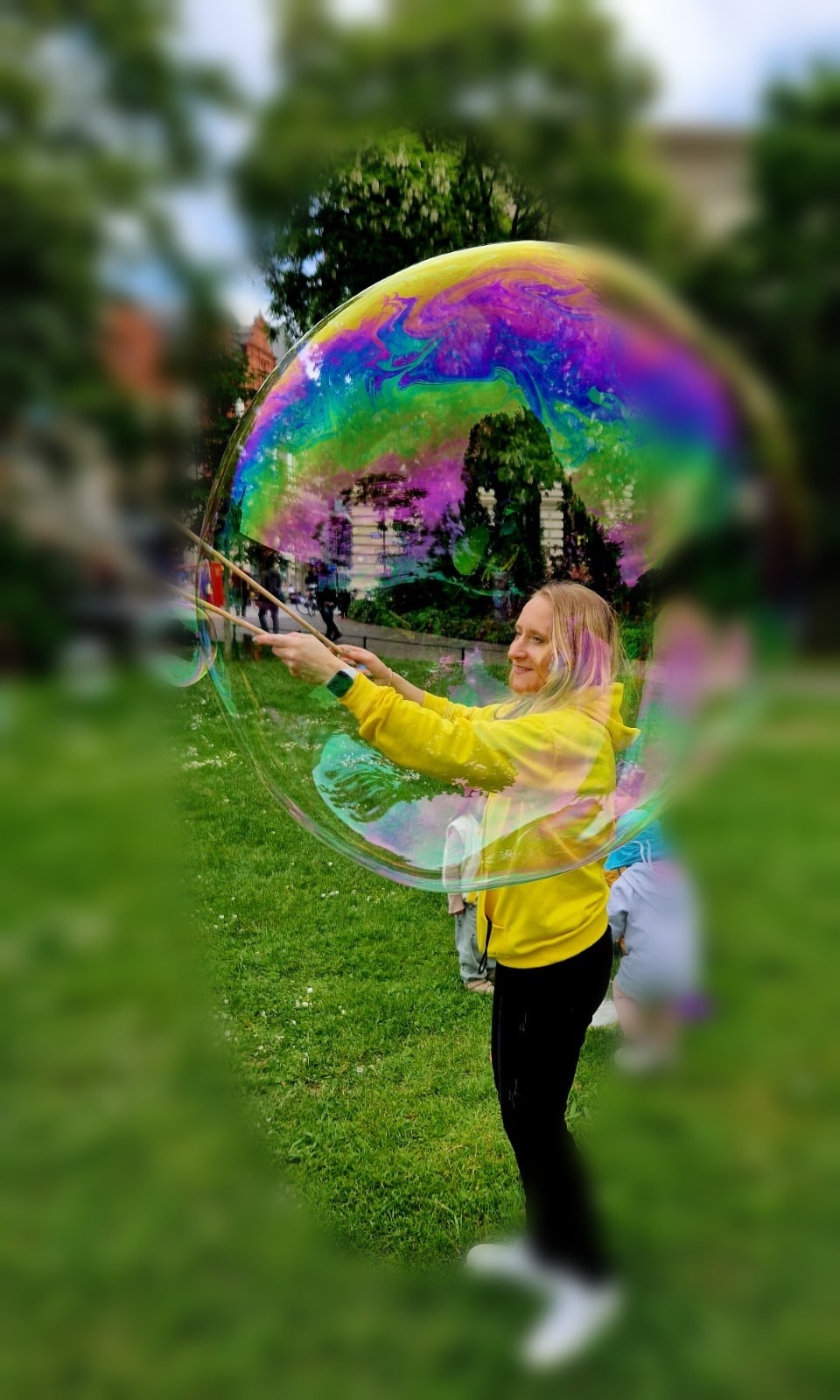 Madi mit riesiger Seifenblase