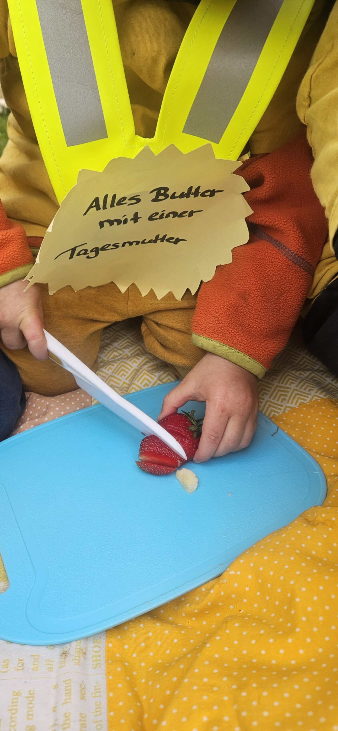 Kind schneidet Erdbeeren