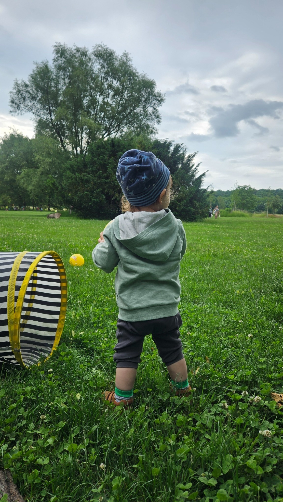 Kind spielt auf der Wiese